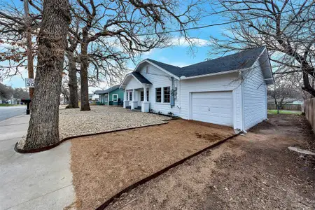 New construction Single-Family house 427 W Ball St, Weatherford, TX 76086 null- photo 2 2