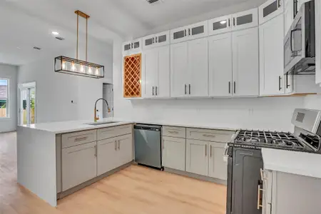 New construction Single-Family house 4833 Paula St, Houston, TX 77033 - image 3