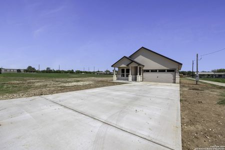 New construction Single-Family house 16118 Vaquero Dr, Atascosa, TX 78002 null- photo 1 1