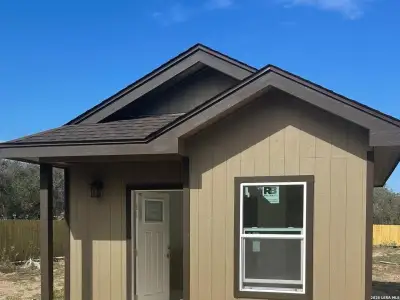 New construction Single-Family house 384 Cr 124, Floresville, TX 78114 - image