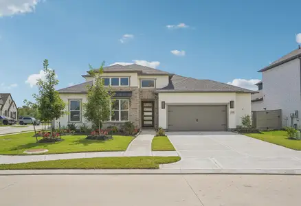 New construction Single-Family house 7001 Discovery Well Ln, Friendswood, TX 77546 plan 5042 Elevation E - image