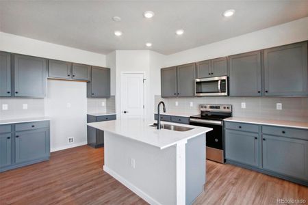 New construction Single-Family house 3292 N Highlands Creek Pkwy, Aurora, CO 80019 Vail II- photo 17 17
