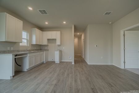 New construction Single-Family house 1426 Bedford Crk, San Antonio, TX 78224 null- photo 3 3