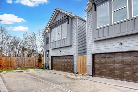 New construction Single-Family house 7516 Sandle St, Houston, TX 77088 - photo 0