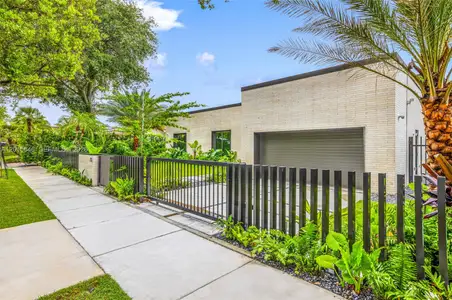 New construction Single-Family house 72 W Shore Dr W, Miami, FL 33133 - image