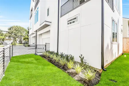 New construction Single-Family house 1911 Lauderdale St, Houston, TX 77030 - image