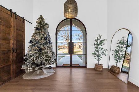 Foyer with vaulted 16 ft ceilings