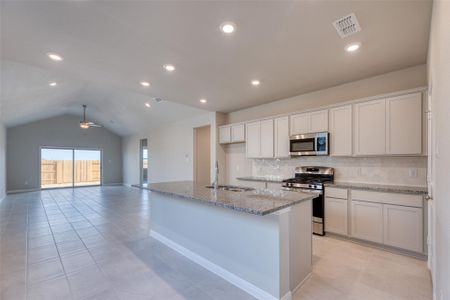 New construction Single-Family house 21119 Autumn Heights Dr, Bonney, TX 77583 plan Childress - image 12