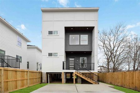 New construction Single-Family house 2106 Bringhurst Street, Houston, TX 77026 - photo 0