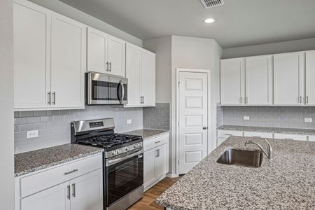 New construction Single-Family house 5217 Lomasso Dr, Austin, TX 78747 plan Cloverleaf 3007 - image 9
