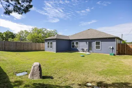 New construction Single-Family house 5707 Stonegate Cir, Granbury, TX 76048 - image 3