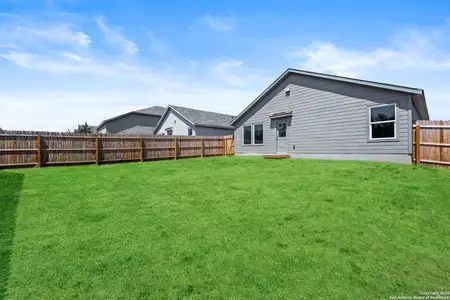 New construction Single-Family house 137 Autumn Trl, Floresville, TX 78114 plan Newlin - image 2