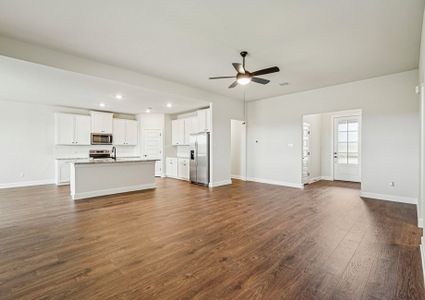 New construction Single-Family house 101 W Luna Blue Ln, Jarrell, TX 76537 plan Leland - image 12