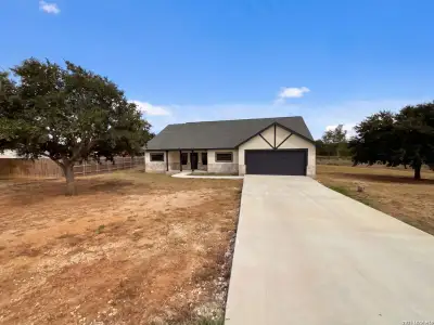 New construction Single-Family house 185 E Medium Meadow Dr, Lytle, TX 78052 - image