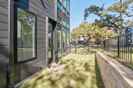 New construction Single-Family house 219 Lessin Ln, Unit 10A, Austin, TX 78704 - photo 25 25