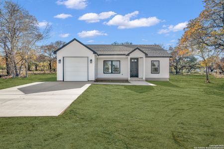 New construction Single-Family house 816 County Rd 6723, Natalia, TX 78059 - image