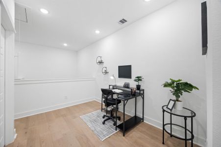 New construction Single-Family house 320 Neyland St, Houston, TX 77022 - image 14