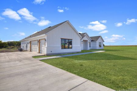 New construction Single-Family house 222 Double Creek Lp, Seguin, TX 78155 - image