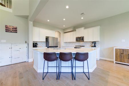 Kitchen with large center island, perfect for food preparation and entertainmen