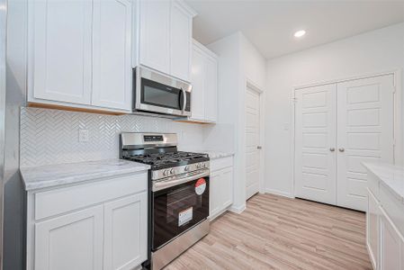 New construction Single-Family house 761 Marion Price Dr, Dayton, TX 77535 - image 6