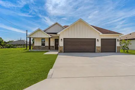 New construction Single-Family house 5519 Belaire Cir, Granbury, TX 76048 - image