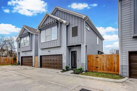 New construction Single-Family house 7514 Sandle St, Houston, TX 77088 - photo 0