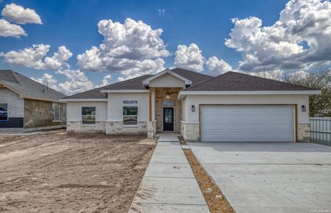 New construction Single-Family house 207 Riverside Dr, Uvalde, TX 78801 - image