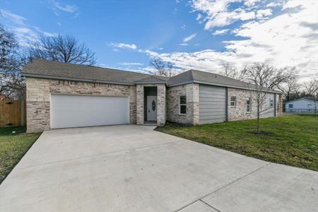 New construction Single-Family house 200 Ave B, Ennis, TX 75119 - photo 0