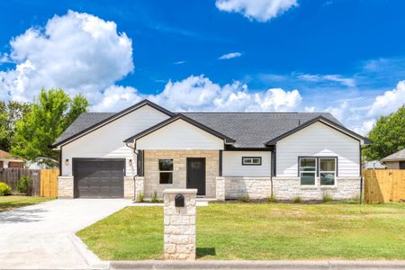 New construction Single-Family house 907 Fannin St, Lockhart, TX 78644 null- photo 0