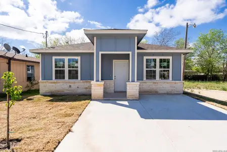 New construction Single-Family house 717 Ave C, Seguin, TX 78155 - image