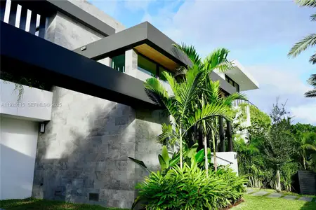 New construction Single-Family house 1041 N Venetian Dr, Miami, FL 33139 - image