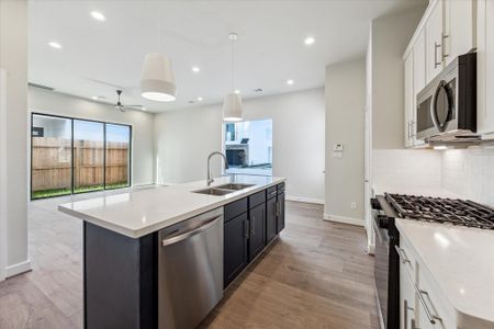 New construction Single-Family house 3911 Willowbend Pt, Houston, TX 77025 - image 9