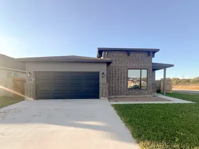 New construction Single-Family house 102 Persimmon Ct, Victoria, TX 77904 plan McKinney - image 2