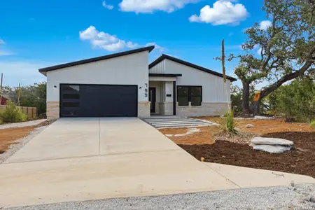 New construction Single-Family house 799 Mockingbird Cv, Spring Branch, TX 78070 - image