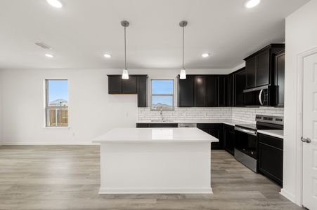 New construction Single-Family house 125 Toftrees Dr, Cleburne, TX 76031 plan Redwood II - image 7