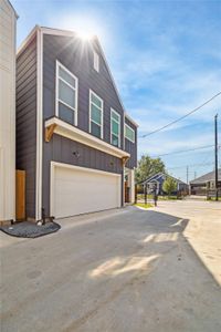 New construction Single-Family house 5221 Hillman St, Unit C, Houston, TX 77023 - image