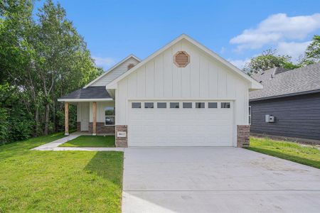 New construction Single-Family house 404 1/2 Evans St, Cleburne, TX 76031 null- photo 0