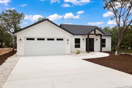 New construction Single-Family house 687 Mockingbird Cove, Spring Branch, TX 78070 - photo 0