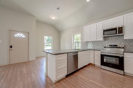 New construction Single-Family house 401 Travis St, Baytown, TX 77520 null- photo 16 16