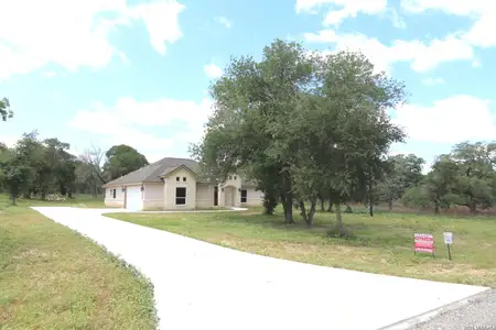New construction Single-Family house 193 Oak Fields Dr, Floresville, TX 78114 - image