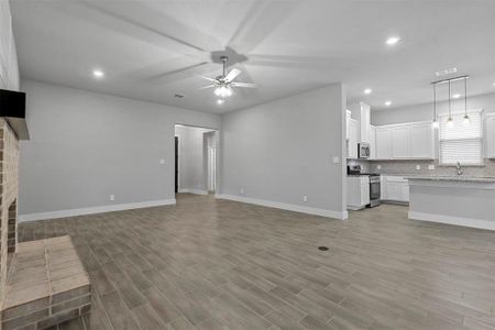 New construction Single-Family house 632 Mooney Drive, Saginaw, TX 76179 - photo 8 8