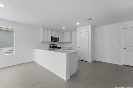 New construction Single-Family house 137 Autumn Trl, Floresville, TX 78114 plan Newlin - image 5