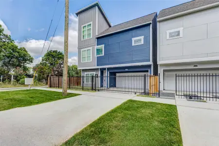 New construction Single-Family house 6204 Maybell St, Houston, TX 77091 - image