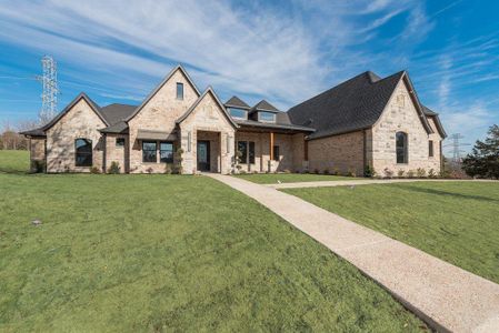 View of front facade featuring a front lawn