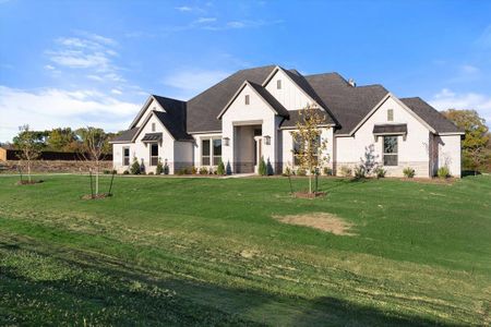 View of front of property featuring a front lawn