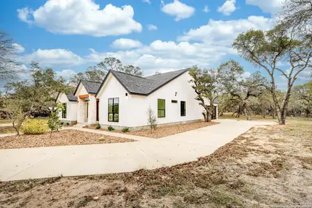 New construction Single-Family house 864 Paddy Rd, Floresville, TX 78114 - image