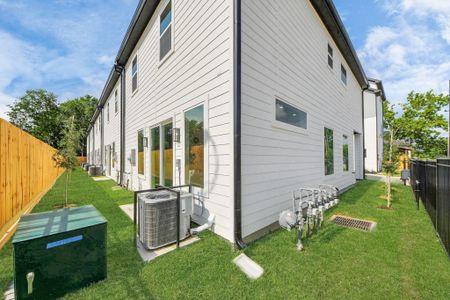 New construction Single-Family house 2432 Harrington St, Houston, TX 77026 - image