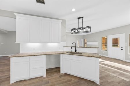 New construction Single-Family house 512 Sandy Oaks Dr, Huntsville, TX 77340 - image 10