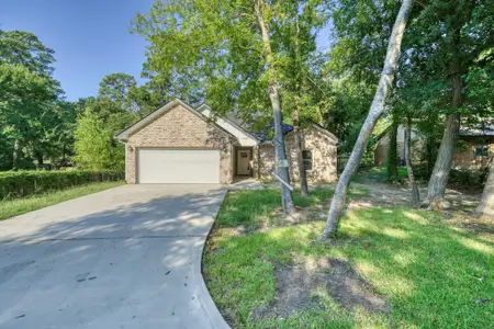 New construction Single-Family house 1112 Holly Springs Dr, Huntsville, TX 77320 - image