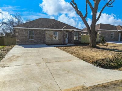 New construction Single-Family house 803 E Tyler St, Ennis, TX 75119 null- photo 3 3